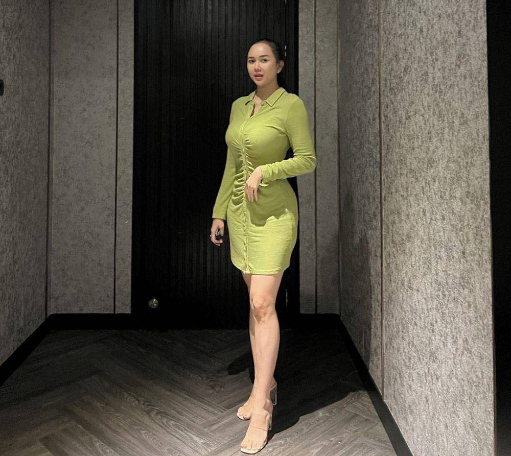 inspirasi fit to body outfit ala Aura Kasih (instagram.com/aurakasih)