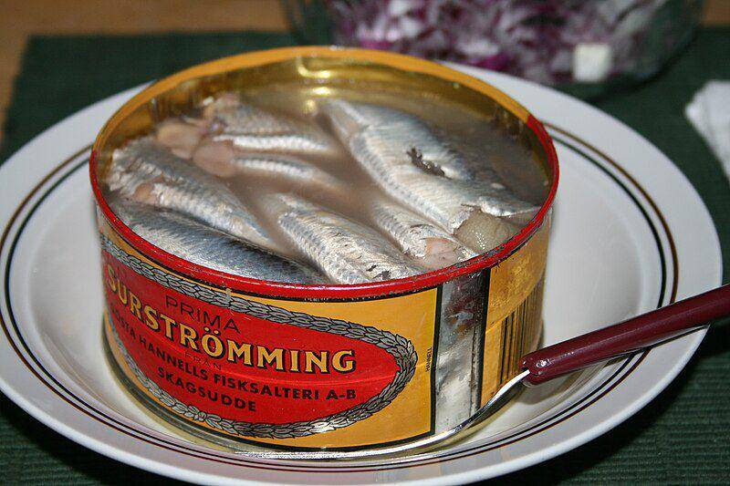 Satu kaleng surströmming yang berbahan dasar ikan herring dengan aroma busuk yang sangat kuat. (commons.wikimedia.org/Wrote)