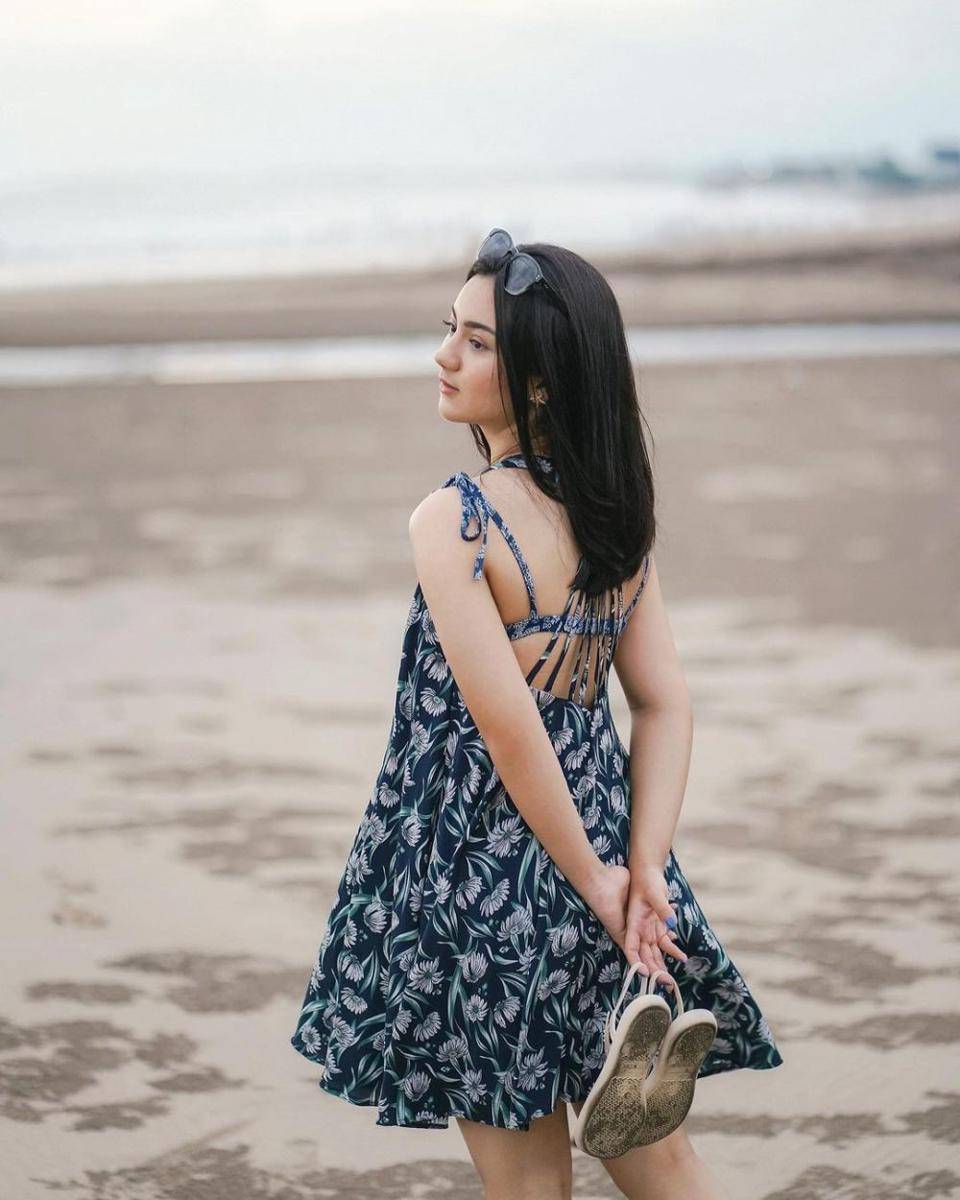 inspirasi outfit motif floral ala Ersya Aurelia (instagram.com/ersyaurel)
