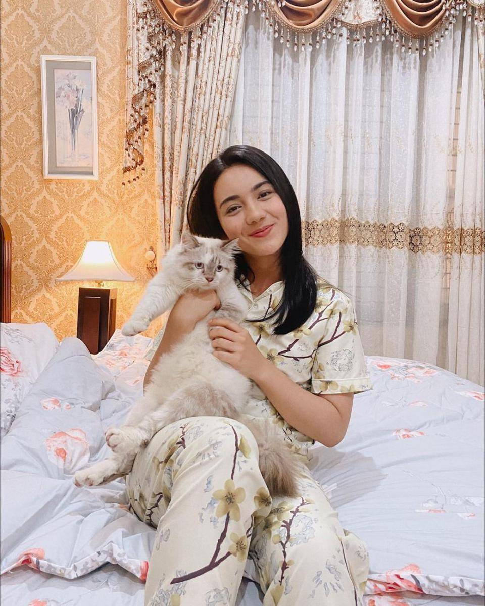 inspirasi outfit motif floral ala Ersya Aurelia (instagram.com/ersyaurel)