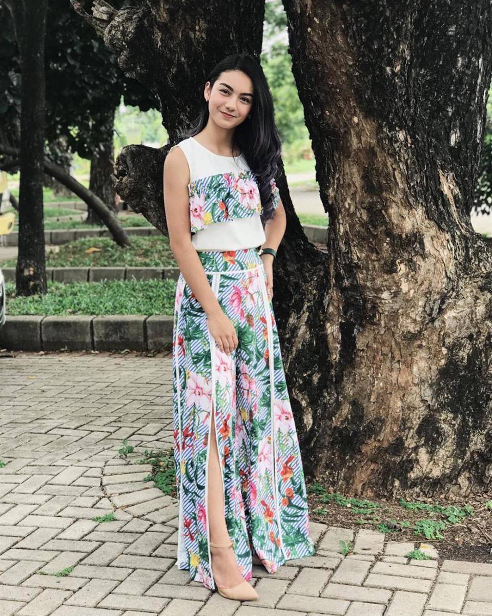 inspirasi outfit motif floral ala Ersya Aurelia (instagram.com/ersyaurel)