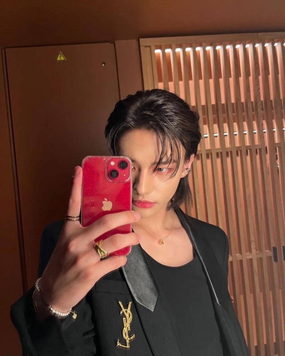 model rambut ala Hyunjin Stray Kids (instagram.com/realstraykids)