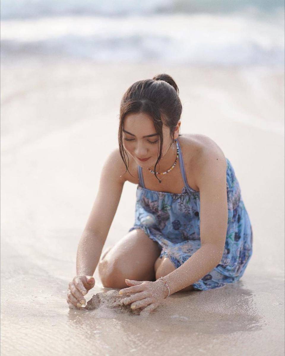 inspirasi outfit motif floral ala Ersya Aurelia (instagram.com/ersyaurel)