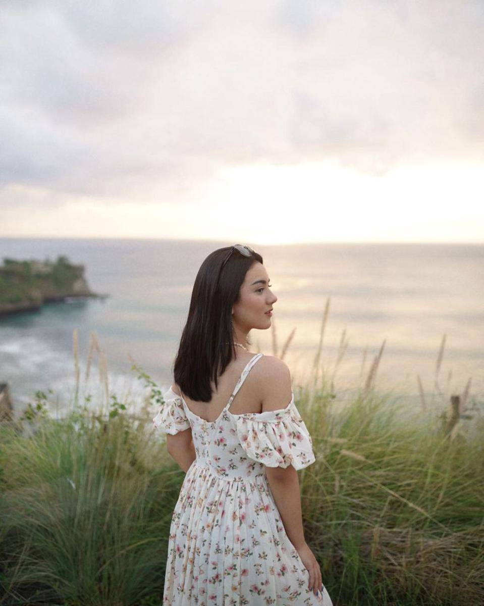 inspirasi outfit motif floral ala Ersya Aurelia (instagram.com/ersyaurel)