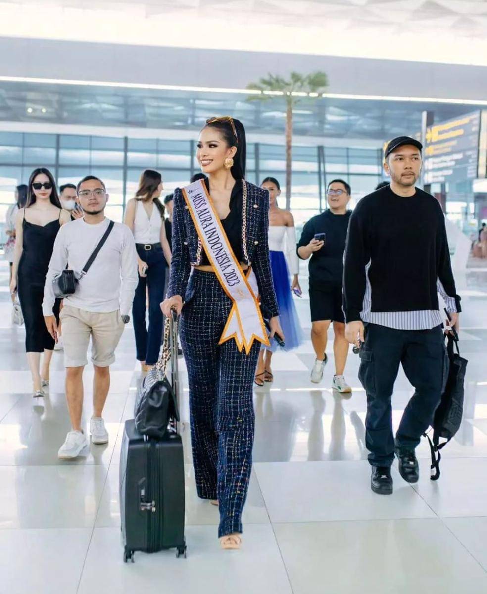 Potret Keberangkatan Sahida Sheik untuk Wakili Indonesia ke Ajang Miss Aura International 2023 (Instagram.com/ayahdardofans)