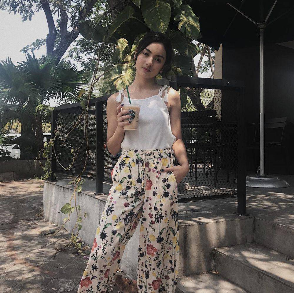 inspirasi outfit motif floral ala Ersya Aurelia (instagram.com/ersyaurel)