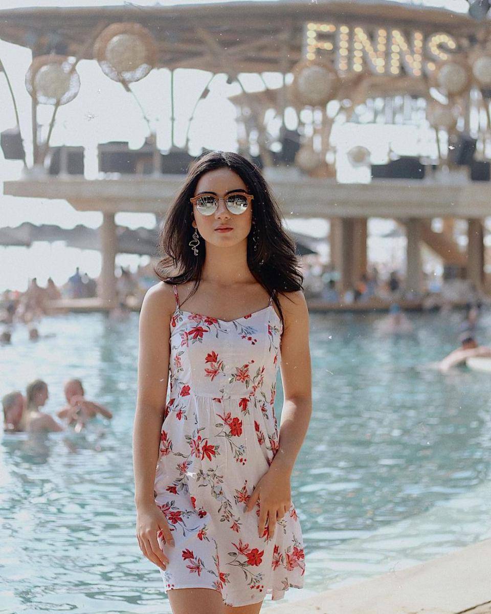inspirasi outfit motif floral ala Ersya Aurelia (instagram.com/ersyaurel)