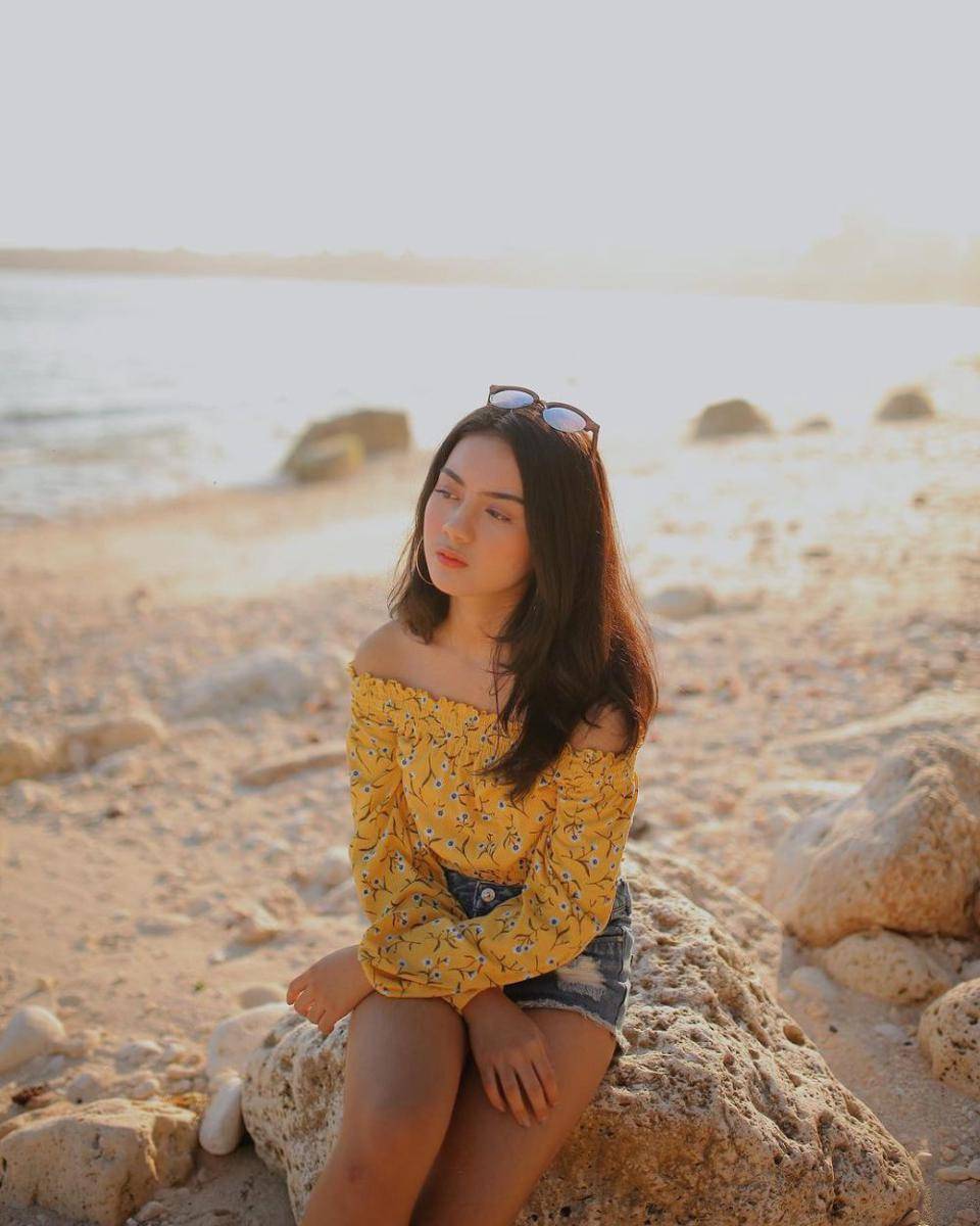 inspirasi outfit motif floral ala Ersya Aurelia (instagram.com/ersyaurel)