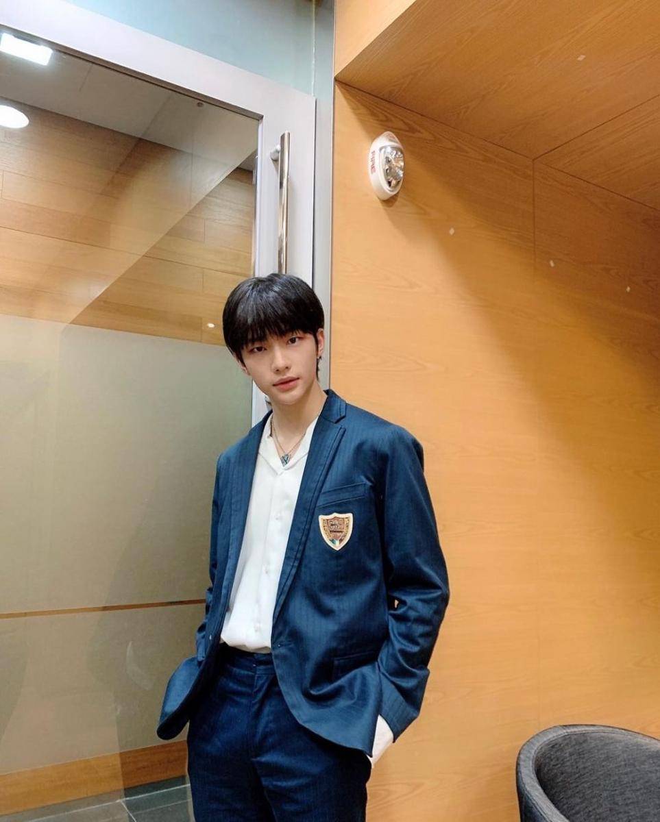 model rambut ala Hyunjin Stray Kids (instagram.com/realstraykids)