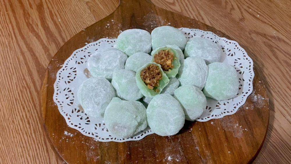 ilustrasi mochi pandan isi kacang tanah (youtube.com/karinanw)