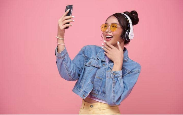 influencer (freepik.com/our-team)