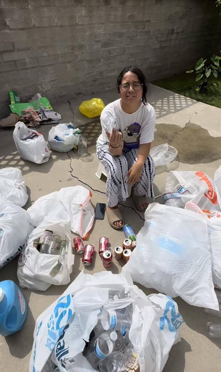 potret Cinta Kuya pungut botol bekas tetangga demi cuan (Instagram.com/king_uyakuya)