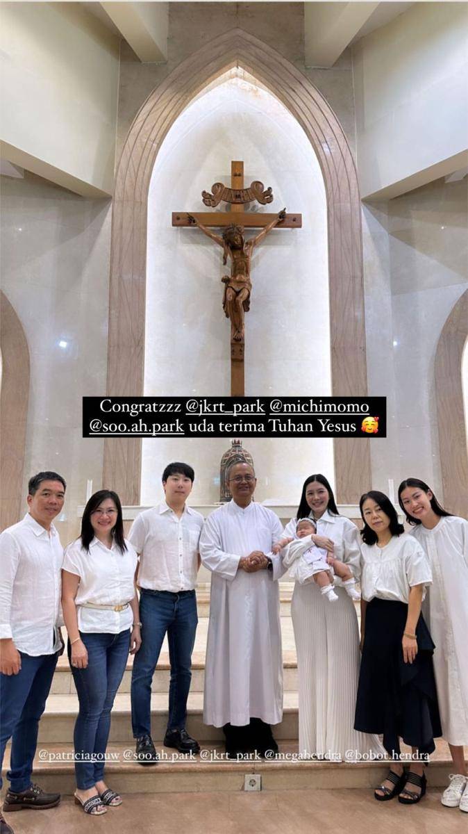 potret Patricia Gouw jadi ibu baptis dari anak sahabat (instagram.com/patriciagouw)
