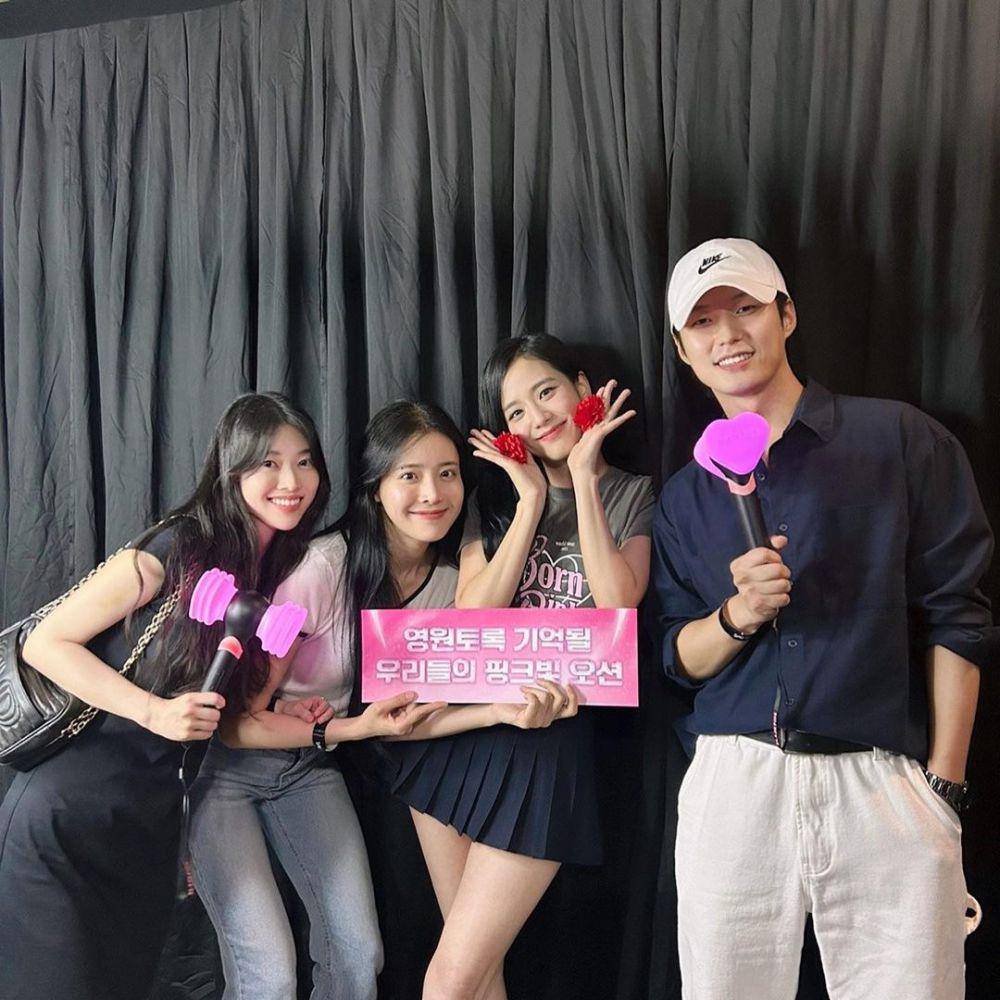 Jisoo BLACKPINK dengan Ahn Donggu, Jung Shinhye, dan Jung Yiseo. (.instagram.com/bonheur_sinhye_may/)