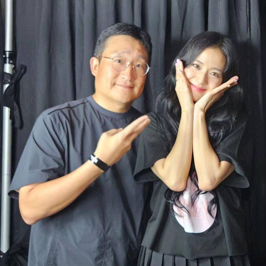 Sutradara Park Joonsuh dengan Jisoo BLACKPINK. (instagram.com/parkjoonsuh/)
