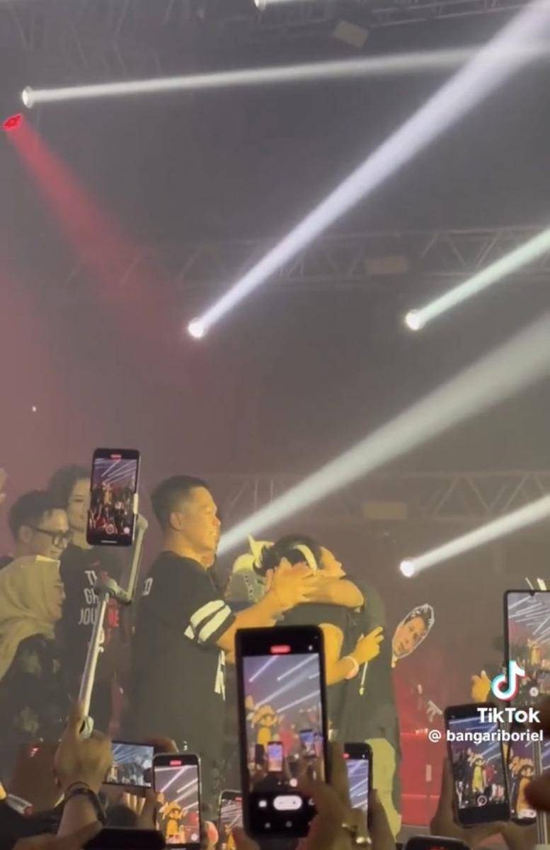 potret Alleia beri kejutan ulang tahun Ariel NOAH di atas panggung (Instagram.com/bangariboriel)