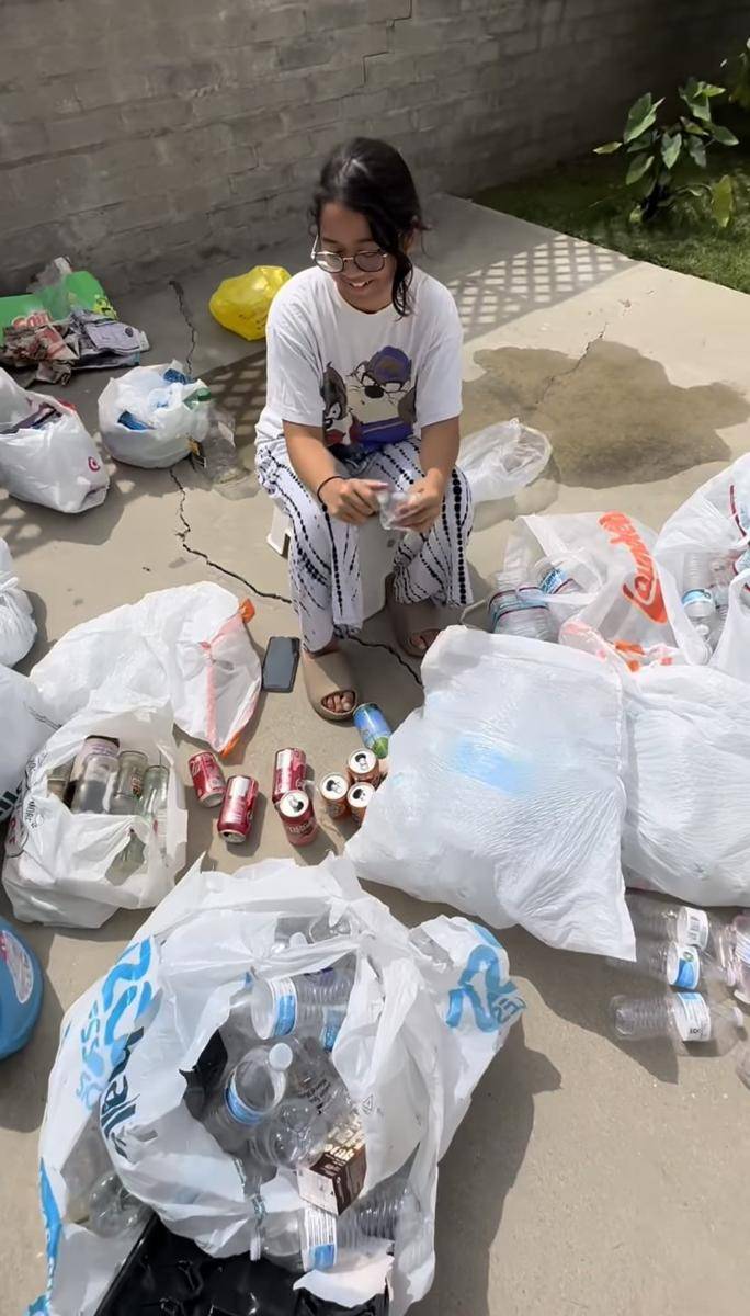 potret Cinta Kuya pungut botol bekas tetangga demi cuan (Instagram.com/king_uyakuya)