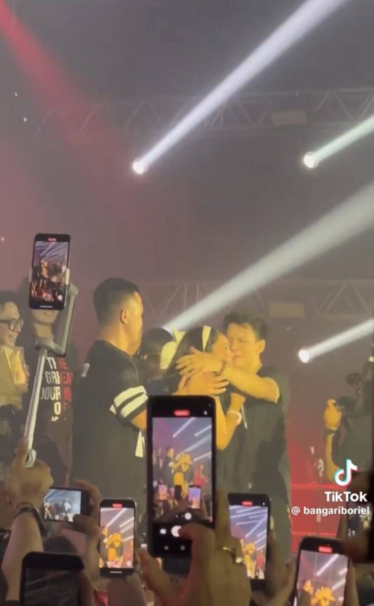 potret Alleia beri kejutan ulang tahun Ariel NOAH di atas panggung (Instagram.com/bangariboriel)