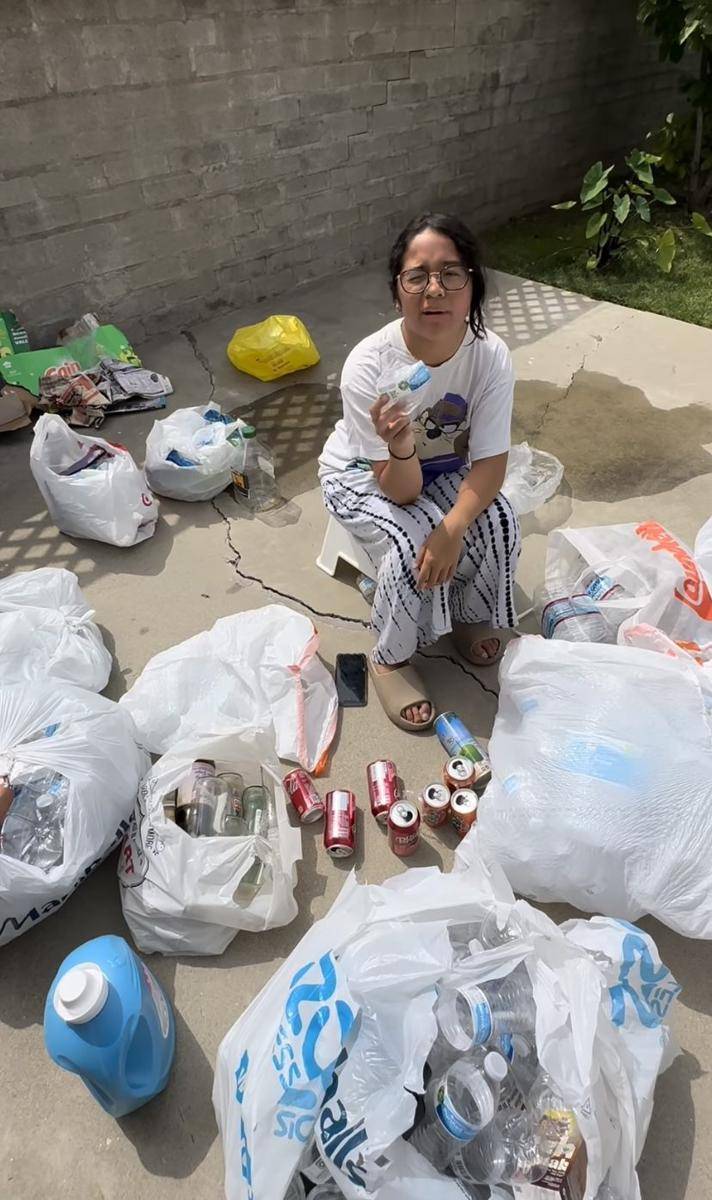 potret Cinta Kuya pungut botol bekas tetangga demi cuan (Instagram.com/king_uyakuya)