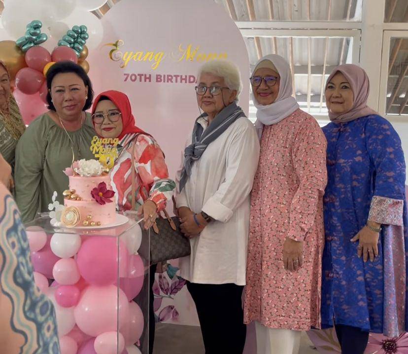 potret Wendi Cagur rayakan ultah ibunya (Instagram.com/wendicagur)