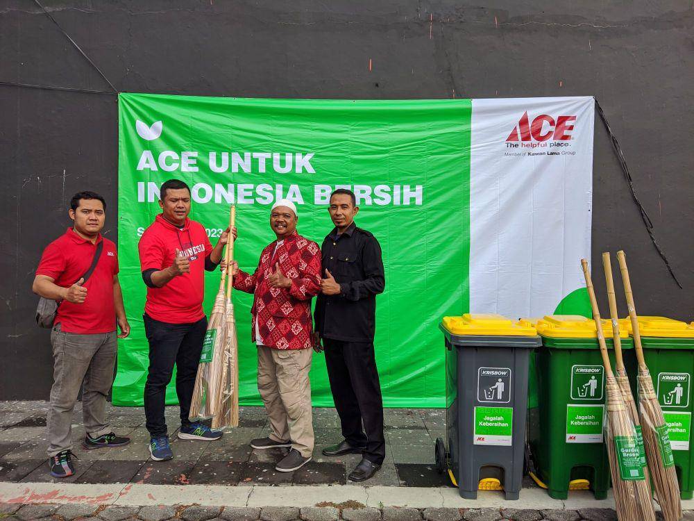 Para karyawan ACE Hardware Semarang melakukan kegiatan bersih-bersih di Masjid Agung Jawa Tengah dalam rangka World Clean Up Day 2023. (dok. ACE)