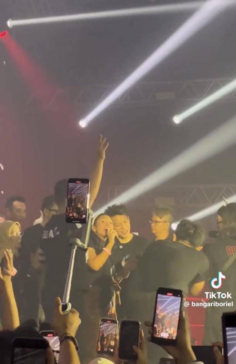 potret Alleia beri kejutan ulang tahun Ariel NOAH di atas panggung (Instagram.com/bangariboriel)