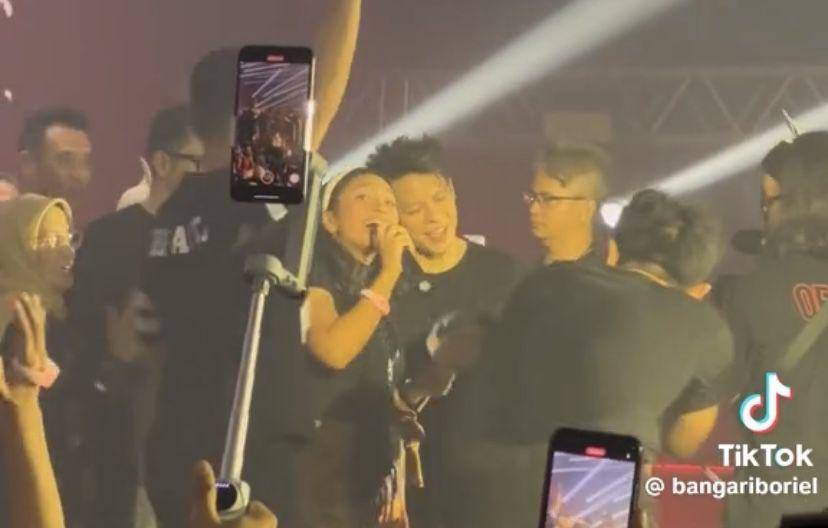 potret Alleia beri kejutan ulang tahun Ariel NOAH di atas panggung (Instagram.com/bangariboriel)