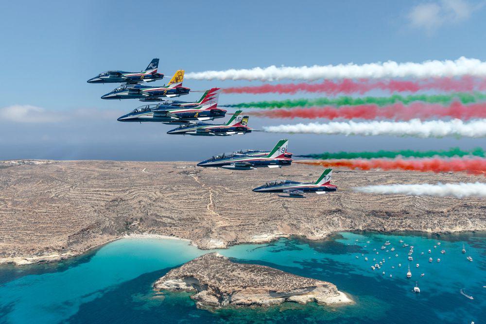 Jet Militer Italia Jatuh Saat Latihan Akrobat, Tewaskan Bocah 5 Tahun