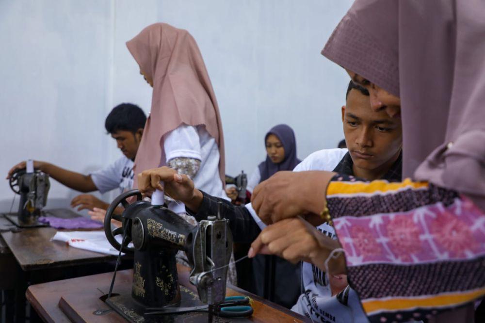 Relawan Ganjar Latih Anak-anak Disabilitas di Asahan Menjahit
