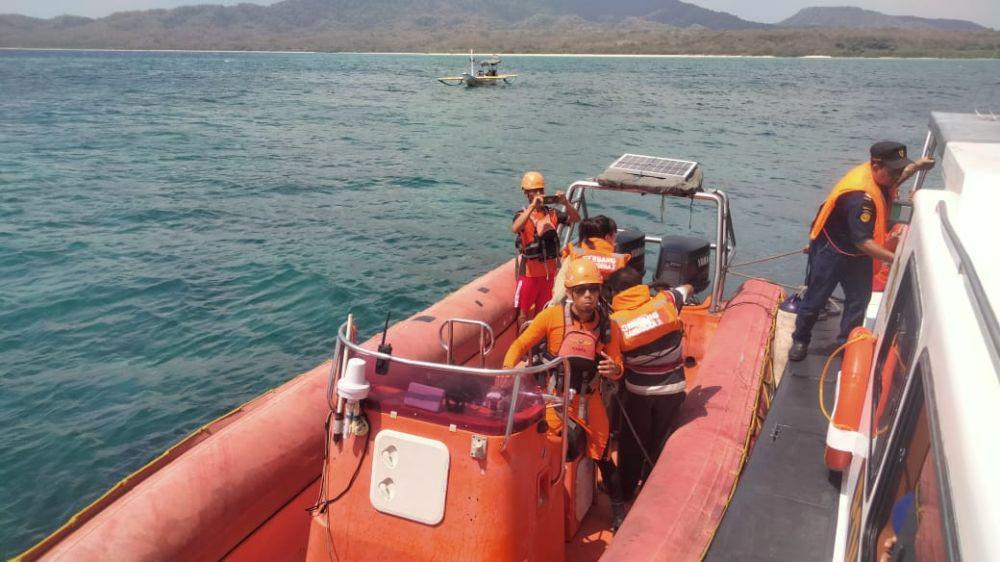 Proses Evakuasi penumpang KMP Gerbang Samudra 2 yang kandas di Selat Bali, Minggu (17/9/2023) (Dok.IDNTimes/Istimewa)