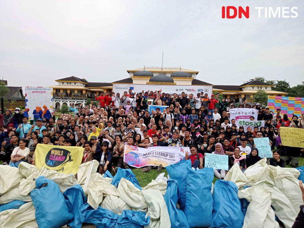 Hari Bersih se-Dunia, WCD Sumut Bersihkan Sampah di Istana Maimun