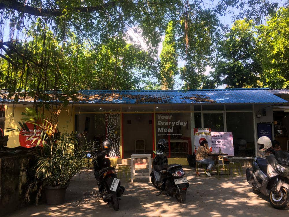 Berada di bawah pohon rindang dan nyaman (Dok.Pribadi/Natalia Indah)