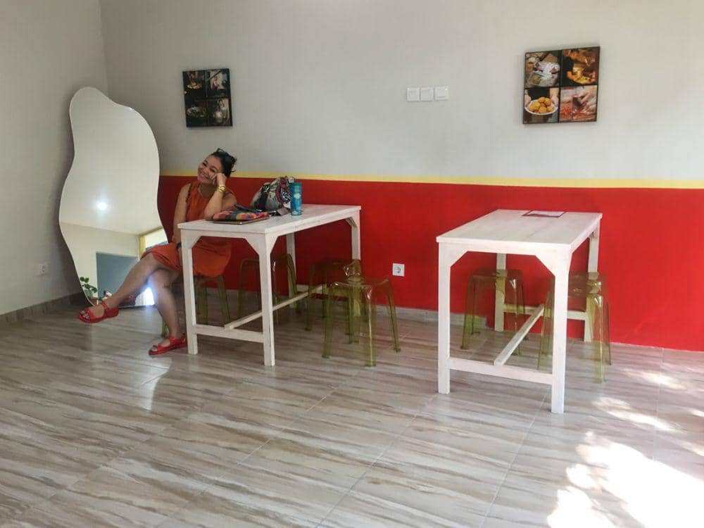 Ada juga area indoor untuk menikmati makanan dan minuman (Dok.Pribadi/Natalia Indah)