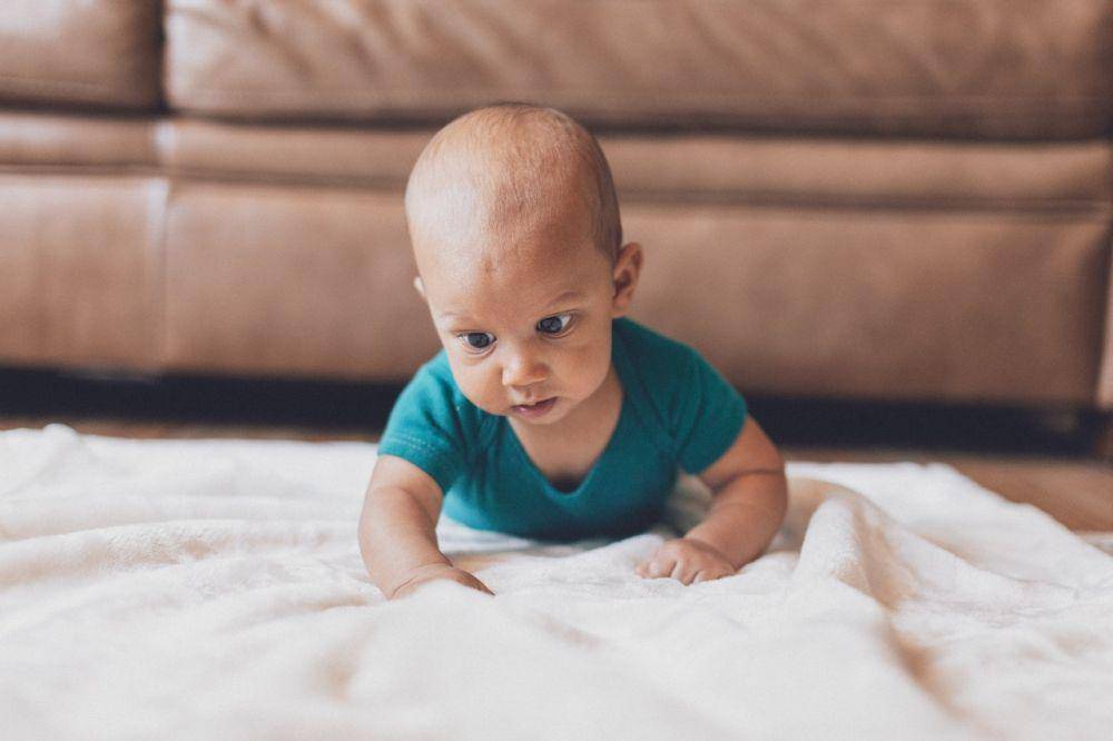 ilustrasi tummy time (pexels.com/Craig Adderley)