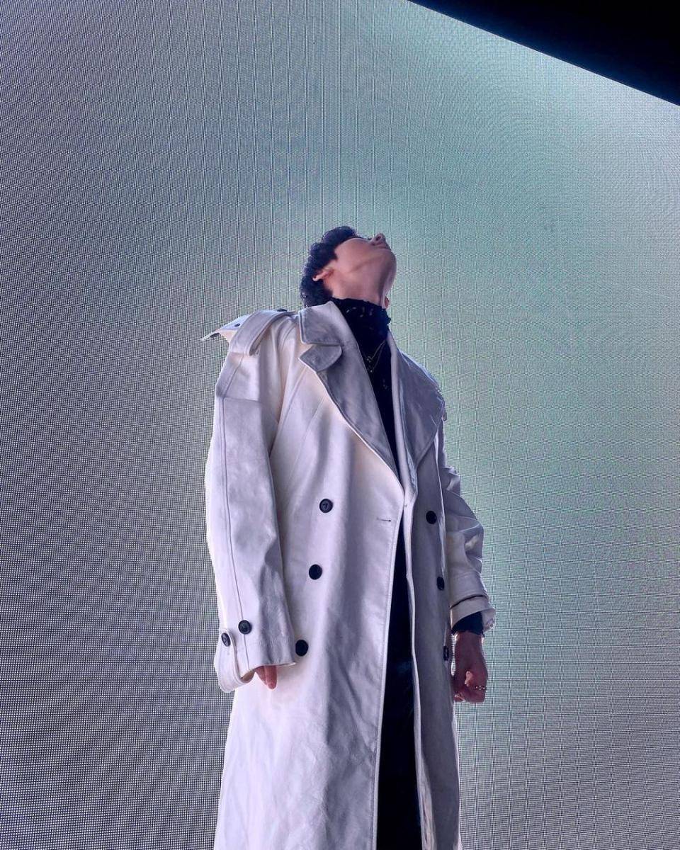 ide pose no face ala Hwang Min Hyun (instagram.com/optimushwang)