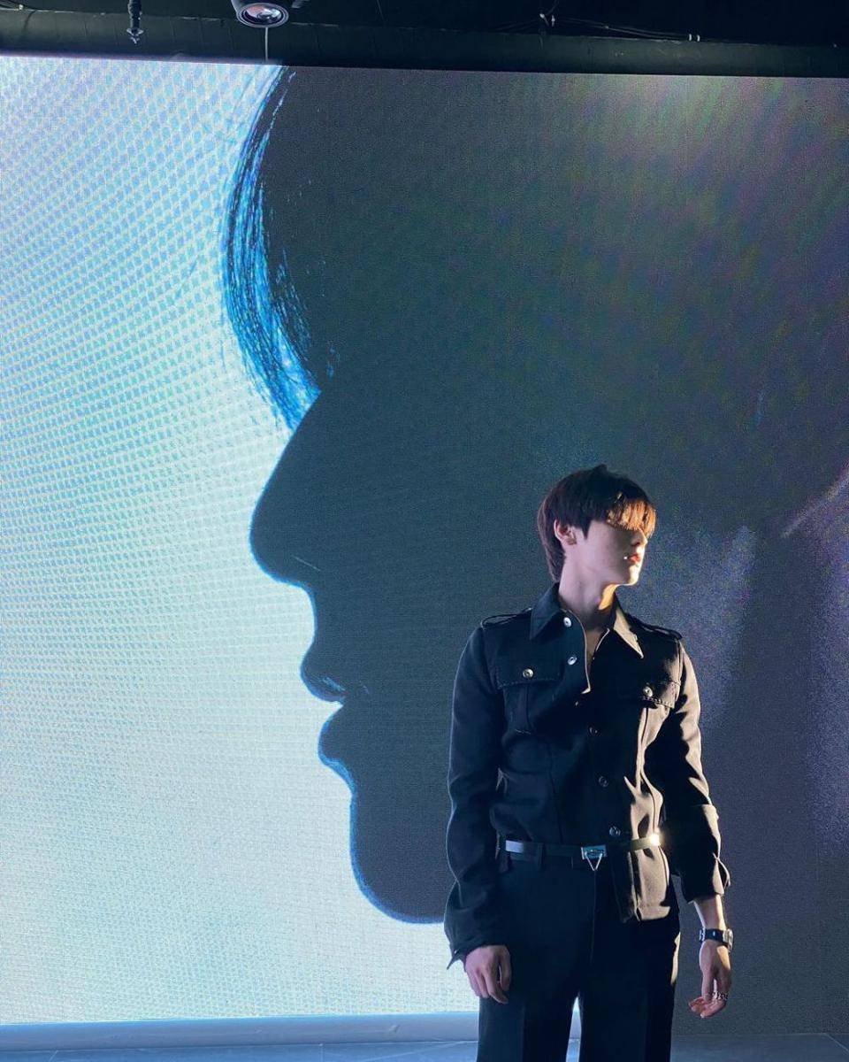 ide pose no face ala Hwang Min Hyun (instagram.com/optimushwang)