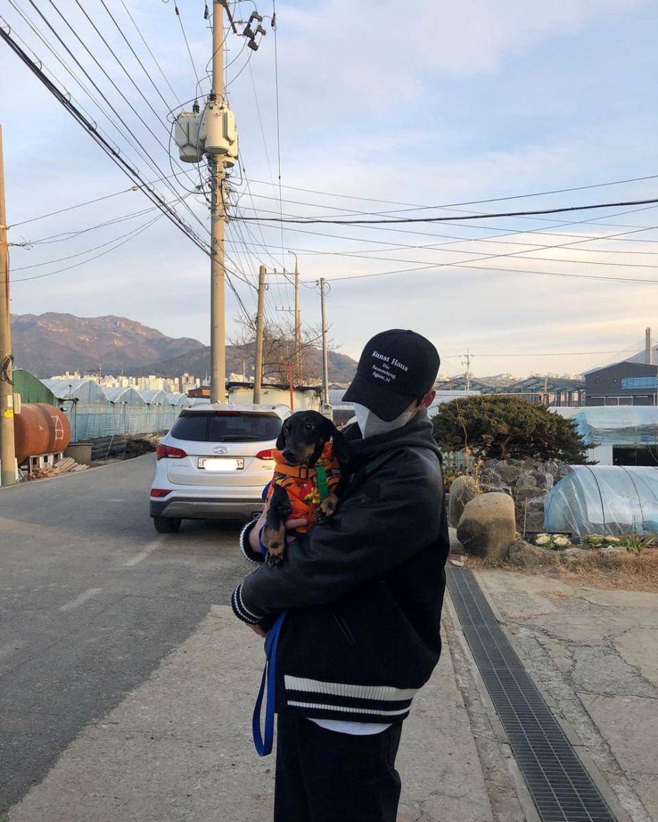 ide pose no face ala Hwang Min Hyun (instagram.com/optimushwang)