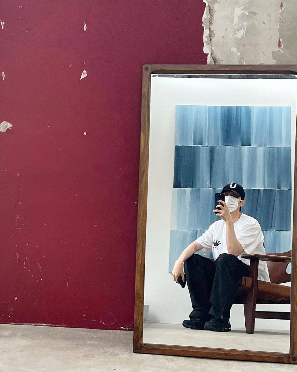 ide pose no face ala Hwang Min Hyun (instagram.com/optimushwang)
