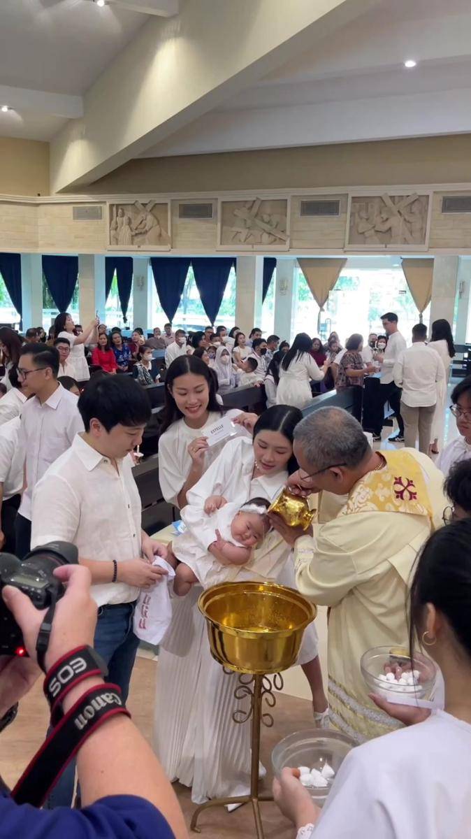 potret Patricia Gouw jadi ibu baptis dari anak sahabat (instagram.com/michimomo)