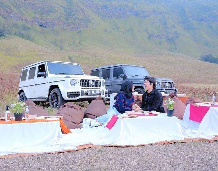 pemotretan artis di Bromo (instagram.com/attahalilintar)