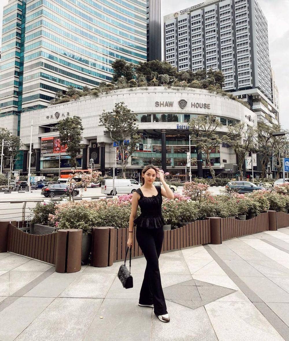 Outfit liburan Jasmine Nadiko (instagram.com/jasminenadiko)