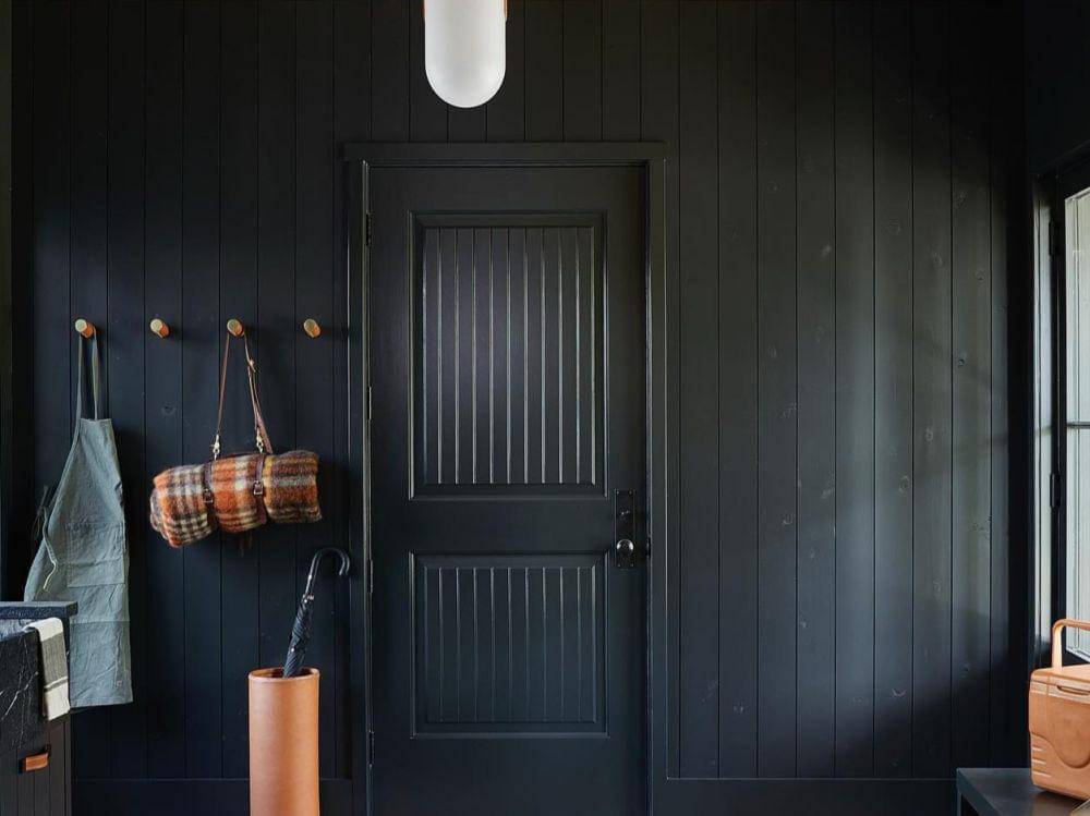 ilustrasi lorong pintu masuk berwarna hitam (instagram.com/leodesignschicago)