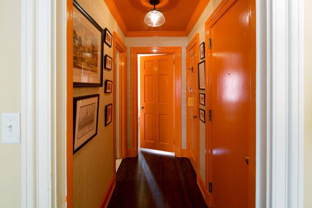 ilustrasi lorong pintu masuk warna oranye (houzz.com)