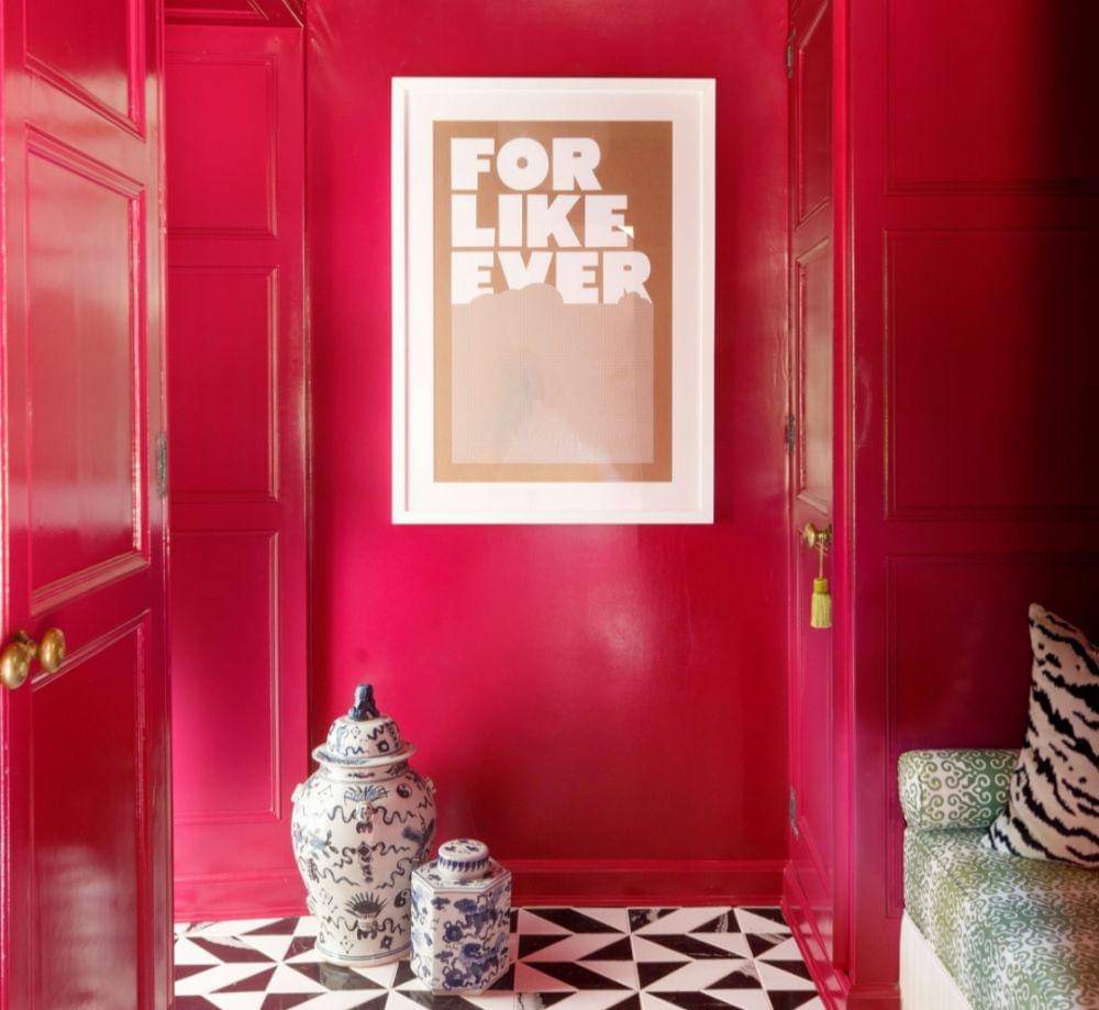 ilustrasi lorong pintu masuk berwarna merah (goodhousekeeping.com/aimee mazzenga)