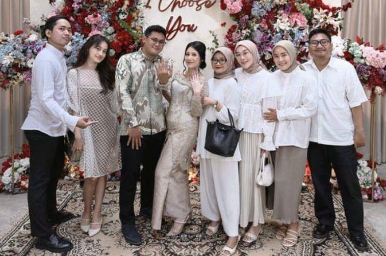 potret pertunangan Jovanna dan Adit (Instagram.com/rinadagstn)