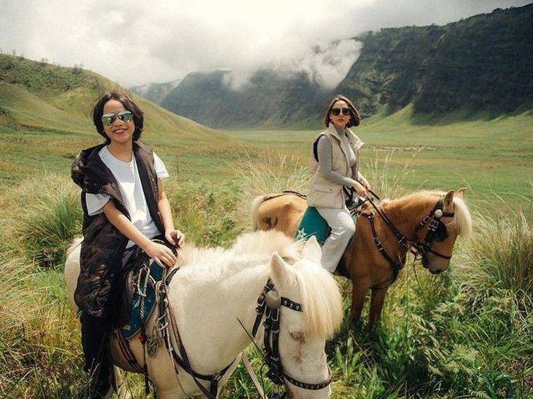 pemotretan artis di Bromo (instagram.com/bclsinclair)