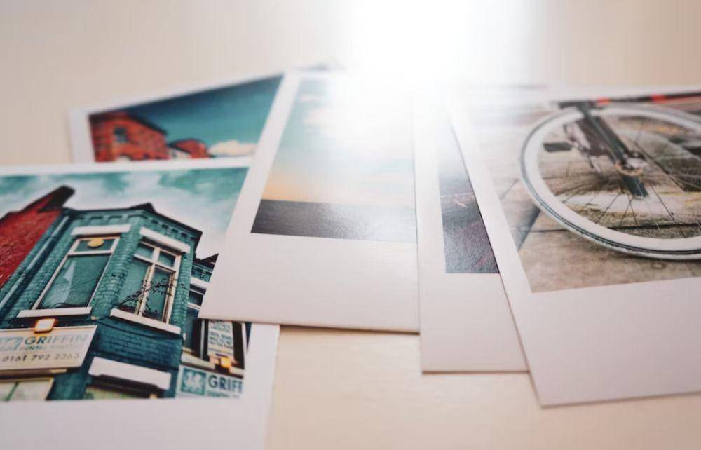 Ilustrasi foto dicetak(unsplash.com/@filmlav)
