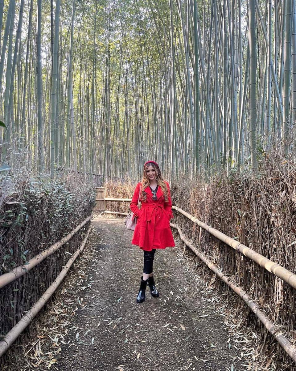 Mix and Match OOTD Feminin ala Nadya Astrella, Manis Banget | IDN Times