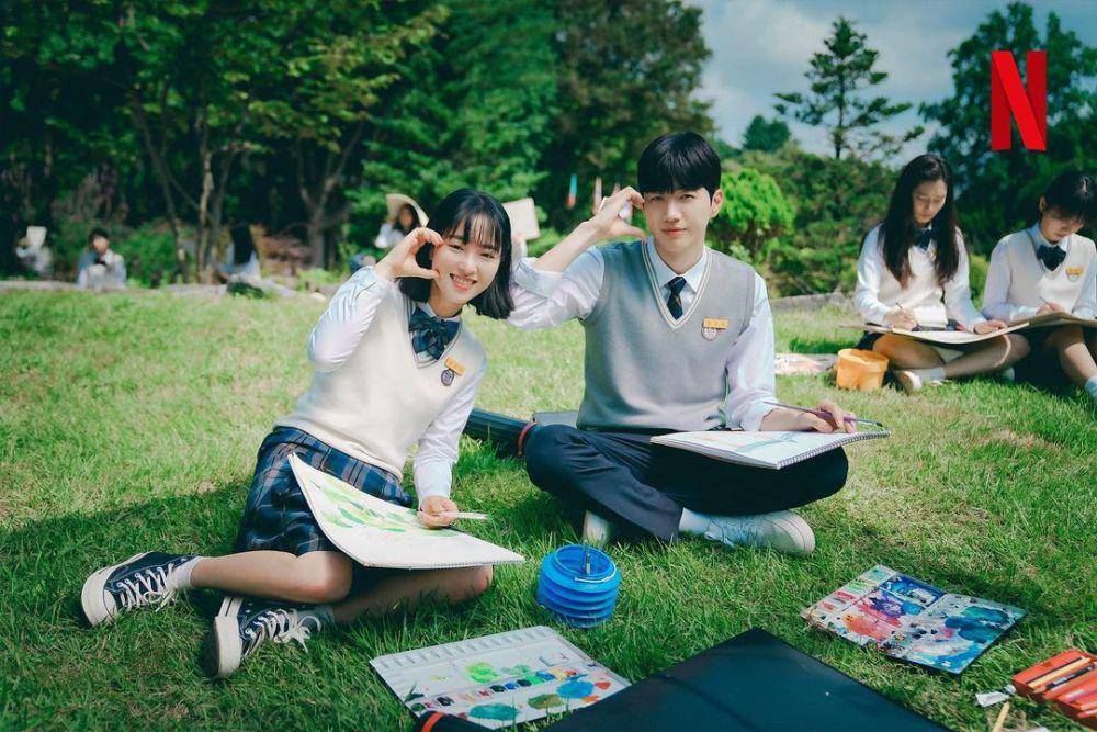 Jeon Yeo Been dan Kang Hoon di drama A Time Called You (instagram.com/ netflixkcontent)