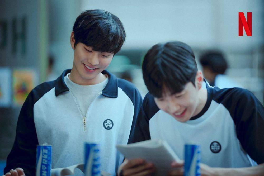 Ahn Hyo Seop dan Kang Hoon di drama A TIme Called You (instagram.com/ netflixkcontent)